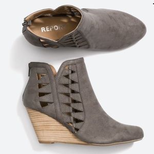 NWOT : Report Footwear
Gyfford Faux Leather Wedge Bootie Sz. 8.5